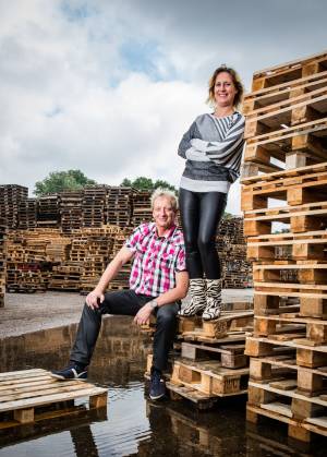 Martin en Cynthia Boezaart bij hun pallets